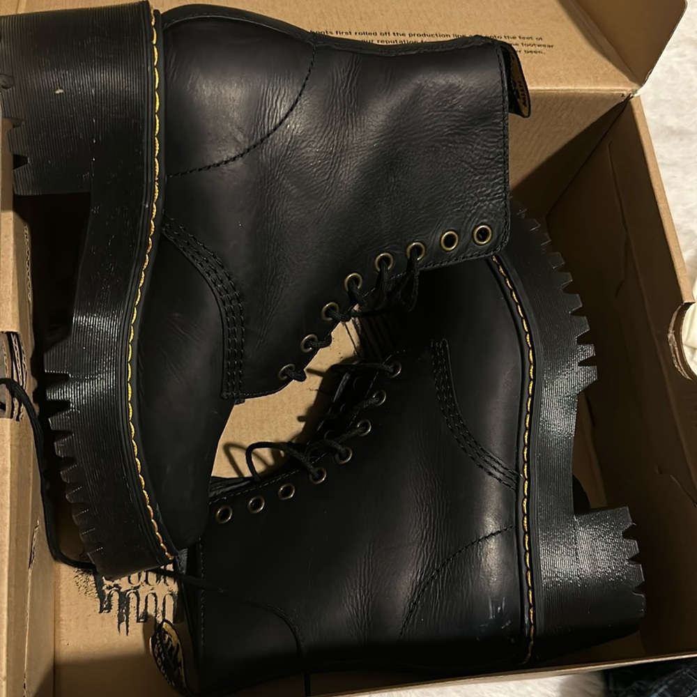 DR. MARTENS
Black Shriver Hi Ankle Boots is size 7.5